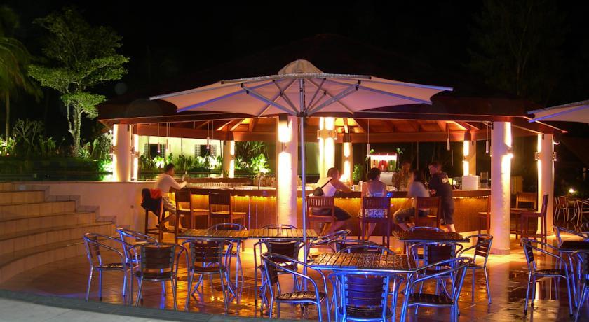 منتجع ذا وارويك فيجي كوروليفو المظهر الخارجي الصورة The bar at the pool