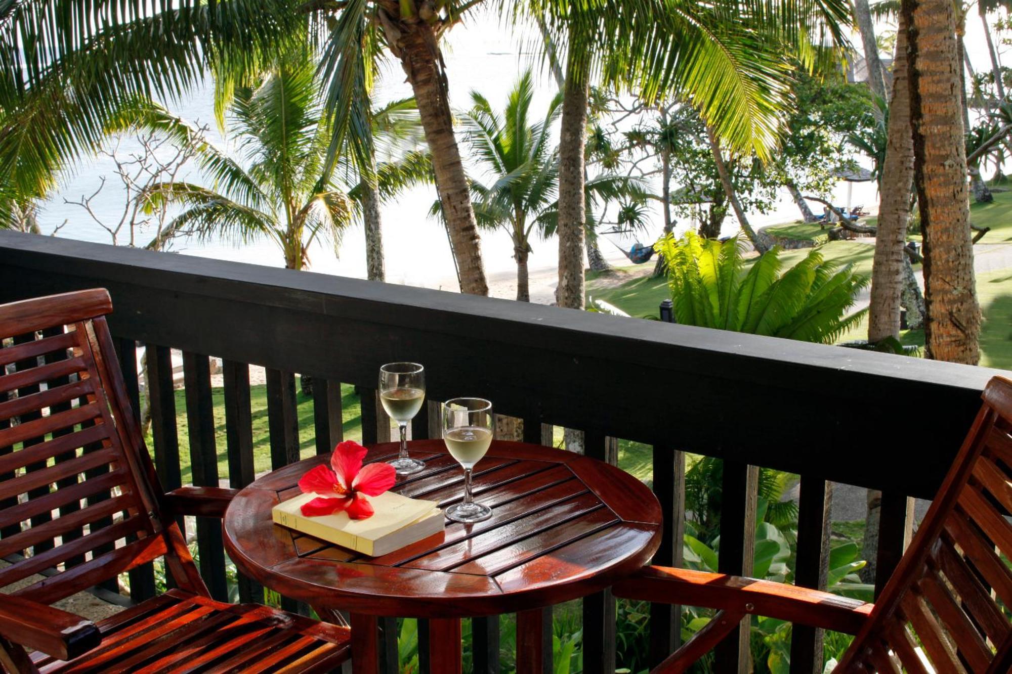 منتجع ذا وارويك فيجي كوروليفو المظهر الخارجي الصورة A balcony at the resort