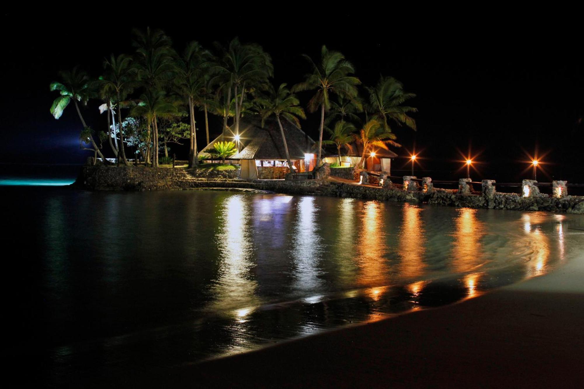 منتجع ذا وارويك فيجي كوروليفو المظهر الخارجي الصورة Night view of the beach